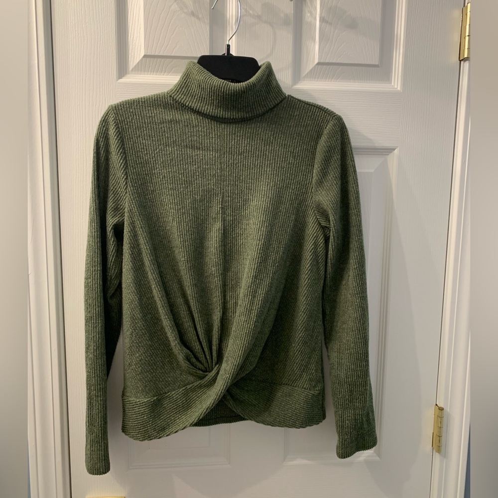 Green Turtleneck Sweater with Natural Front-Tuck